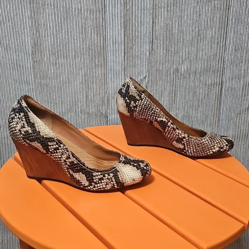 Clarks Indigo Snake Print Wooden Wedge Heels Pumps Rounded Toe‎ Women's 7.5 EUC